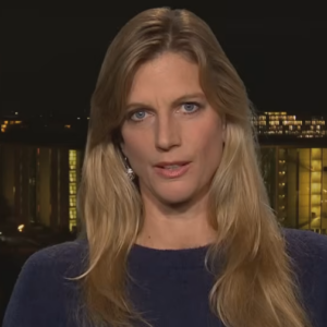 Frau im mittleren Alter mit blonden Haaren