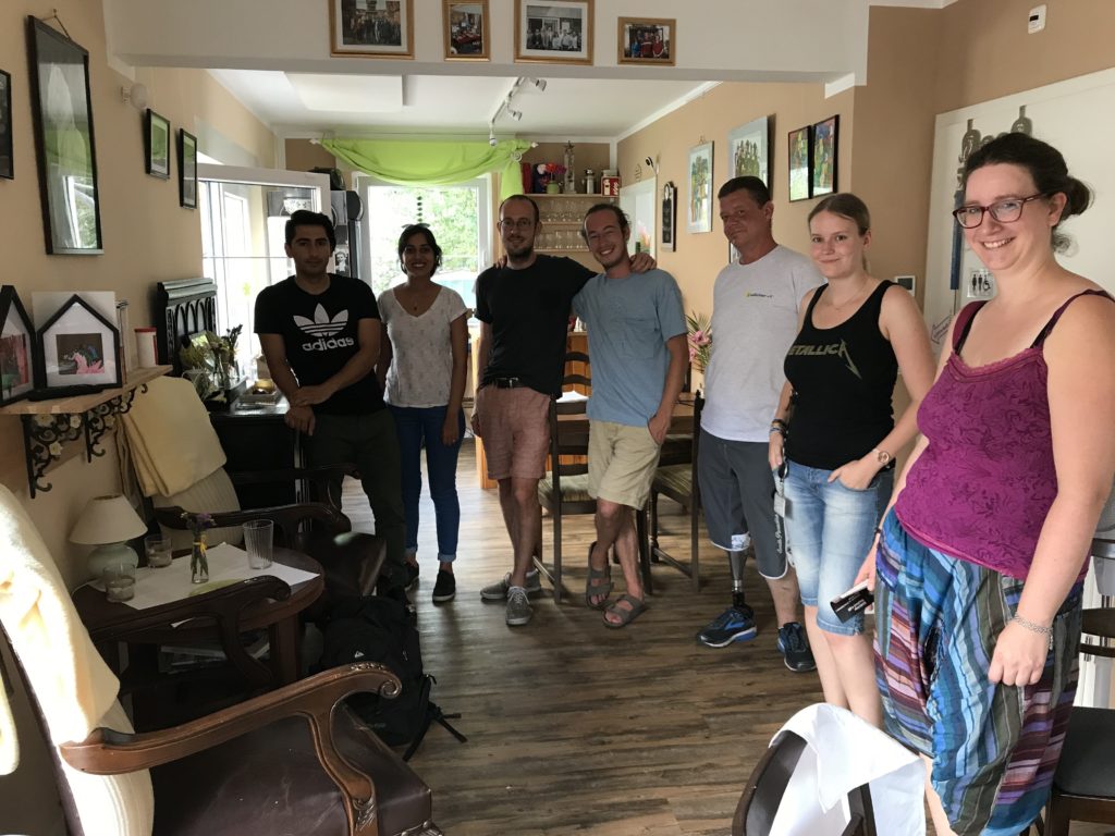Team - 6 Menschen stehen in einem Halbkreis für die Aktion "Luft und Liebe" zum Freiwilligentag 2018