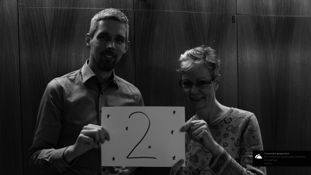 Das Foto zeigt Patricia und Daniel, die beim Countdown zum Live-Gang der Webseite die 2 zeigen.