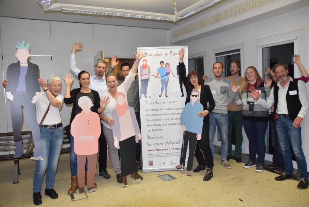 Das Bild zeigt die ehrenamtlichen Mitarbiter/innen des Projekts nach dem offiziellen Live-Gang mit den Figuren von "Menschen in Hanau".