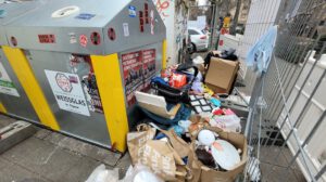 Ein Flaschencontainer mit ganz viel falsch abgestelltem Müll daneben