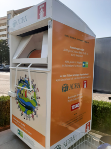 Kleidercontainer von Adra. Eine Weltkugel ist auf der Vorderseite