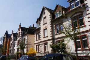 Foto zeigt eine Häuserfront von Häusern, aus der Gründerzeit. Es ist ein Abschnitt derJulius-Leber-Straße in Hanau