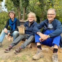 Gerhard, Anina und Susanne sitzen locker of einem Sandhügel