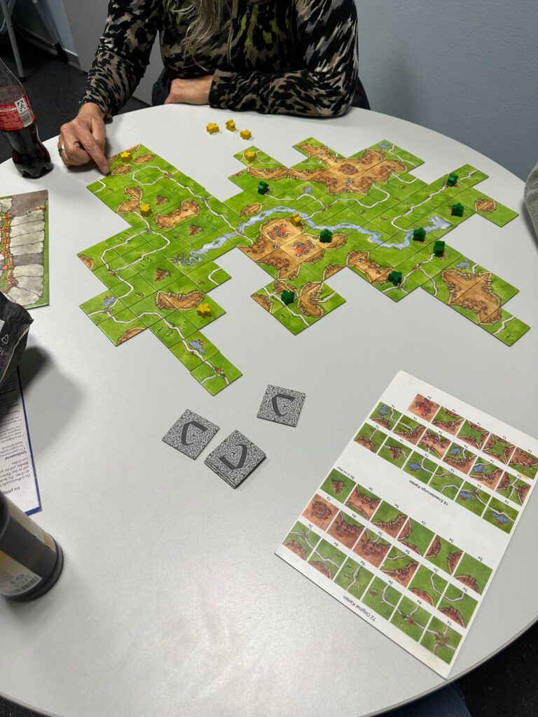 Auf dem gleichen Tisch nimmt die Karte Gestalt an. Man sieht grüne und auch braune Plätze auf der Karte.