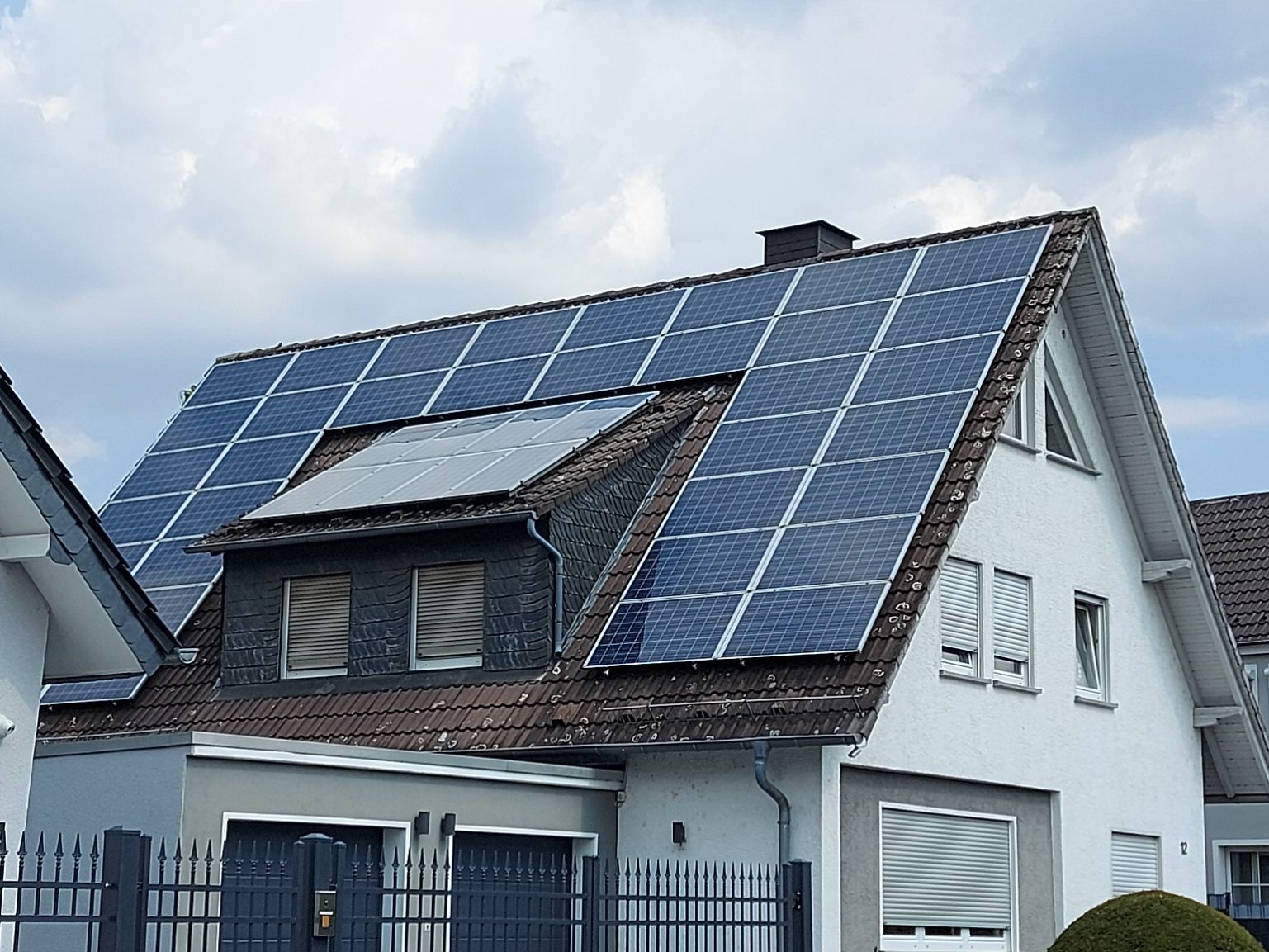 Ein Haus mit auf dem Dacht montierten Solar-Zellen.