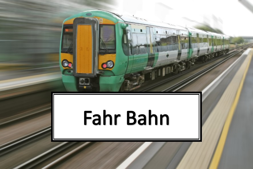 Ein Grün-Orangefarbener Zug in Fahrt. In einem Textblock mit Rahmen steht: fahr Bahn.