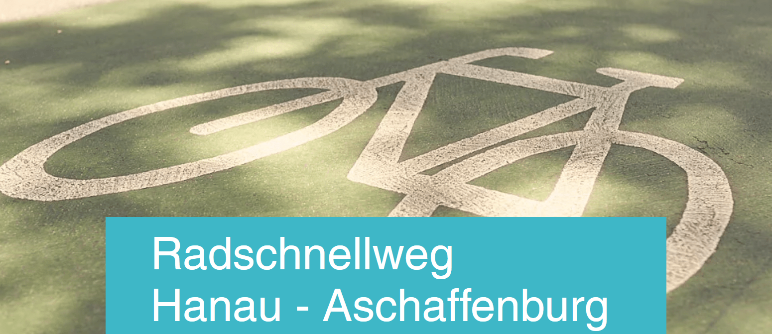 Hinten ist ein weißes Fahrrad aufgemalt auf eine grüne Straße zu sehen. Als Schrift steht vorne auf blauem Grund: Radschnellweg Hanau - Aschaffenburg