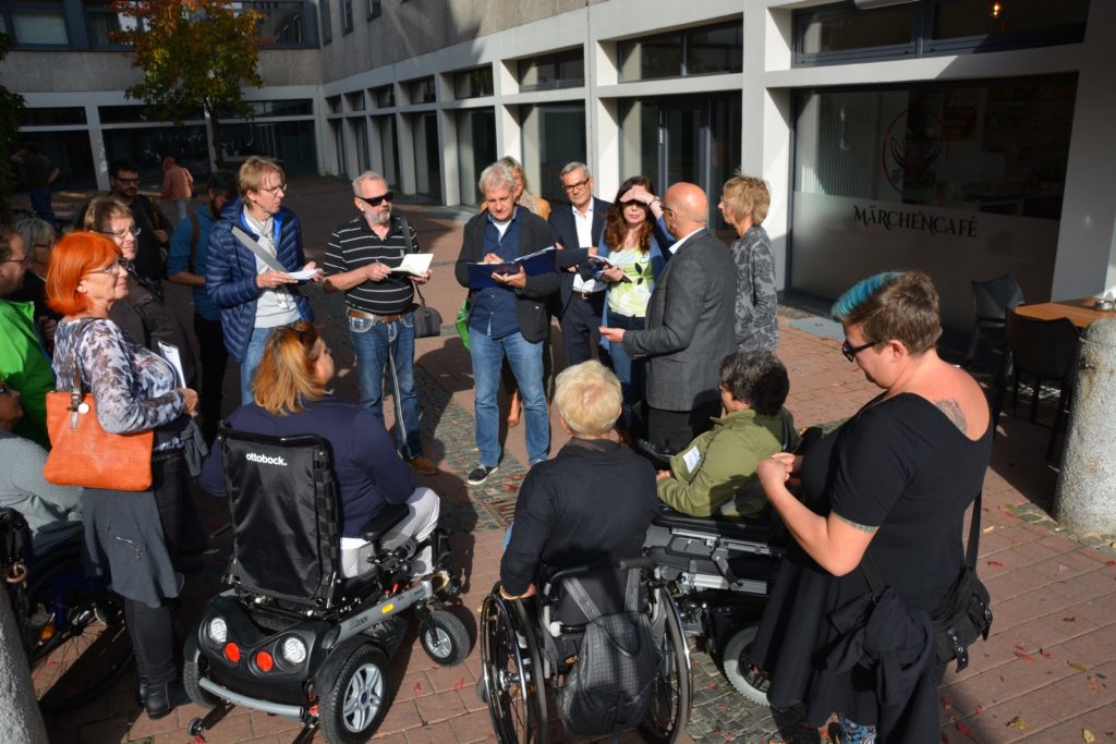 Auf dem Bild zu sehen ist unser "Checker Team" in Diskussion mit Bürgermeister Axel Weiss-Thiel von der Stadt Hanau vor Beginn des Checks.