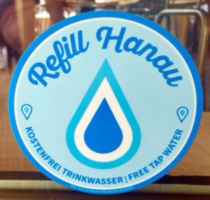 Refill Hanau - offizieller Aufkleber in blauen Farbtönen, der in der Mitte einen stilisierten Wassertropfen zeigt, für alle, die Mitmachen.