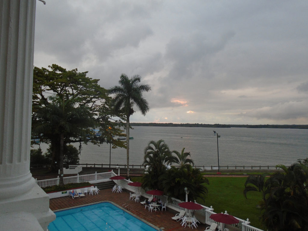 Mein Hotel in Buenaventura. Ein Blick aus dem Zimmer auf den Pool und das Meer im Hintergrund.