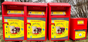 3 rote Kleidercontainer nebeneinander