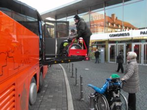 Bus mit Rollstuhl-Hebebühne