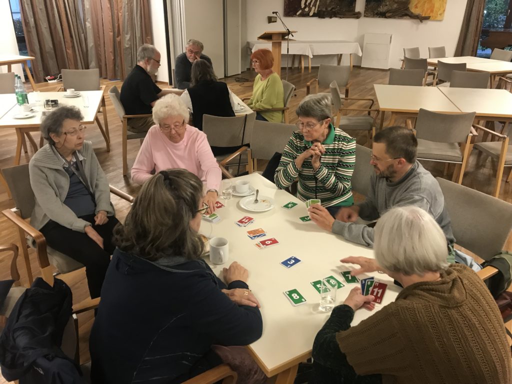 Spiele-Nachmittag im Martin-Luther-Stift. Vier Bewohnerinnen aus den Häusern und sechs Spiele-Aktive des Menschen in Hanau Kreises haben zusammen bei Kaffee und Kuchen gespielt.