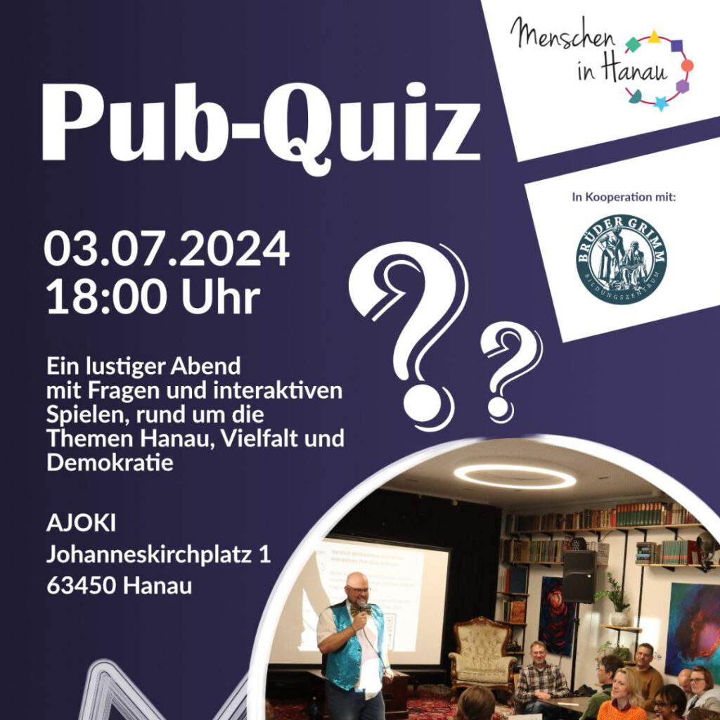 Auf lilanem Hintergrund Werbung für das Pub-QUiz. Es ist ein Moderator abgebildet, der mit einem MIkrofon Fragen an die Menge stellt. Auch sind die Logos von Menschen in Hanau und der Brüder Grimm Bildungsinitiative zu sehen.