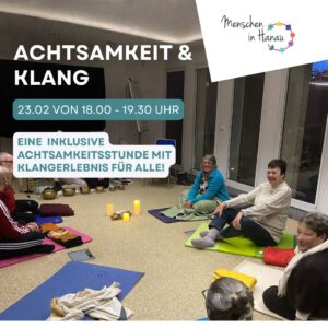 Mehrere Leute sitzen in einem Kreis. Werbung für die Inklusive Achtsamkeitsstunde