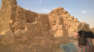 Man sieht eine Stein-Ruine. Sie ist Teil der Bergfestung Masada