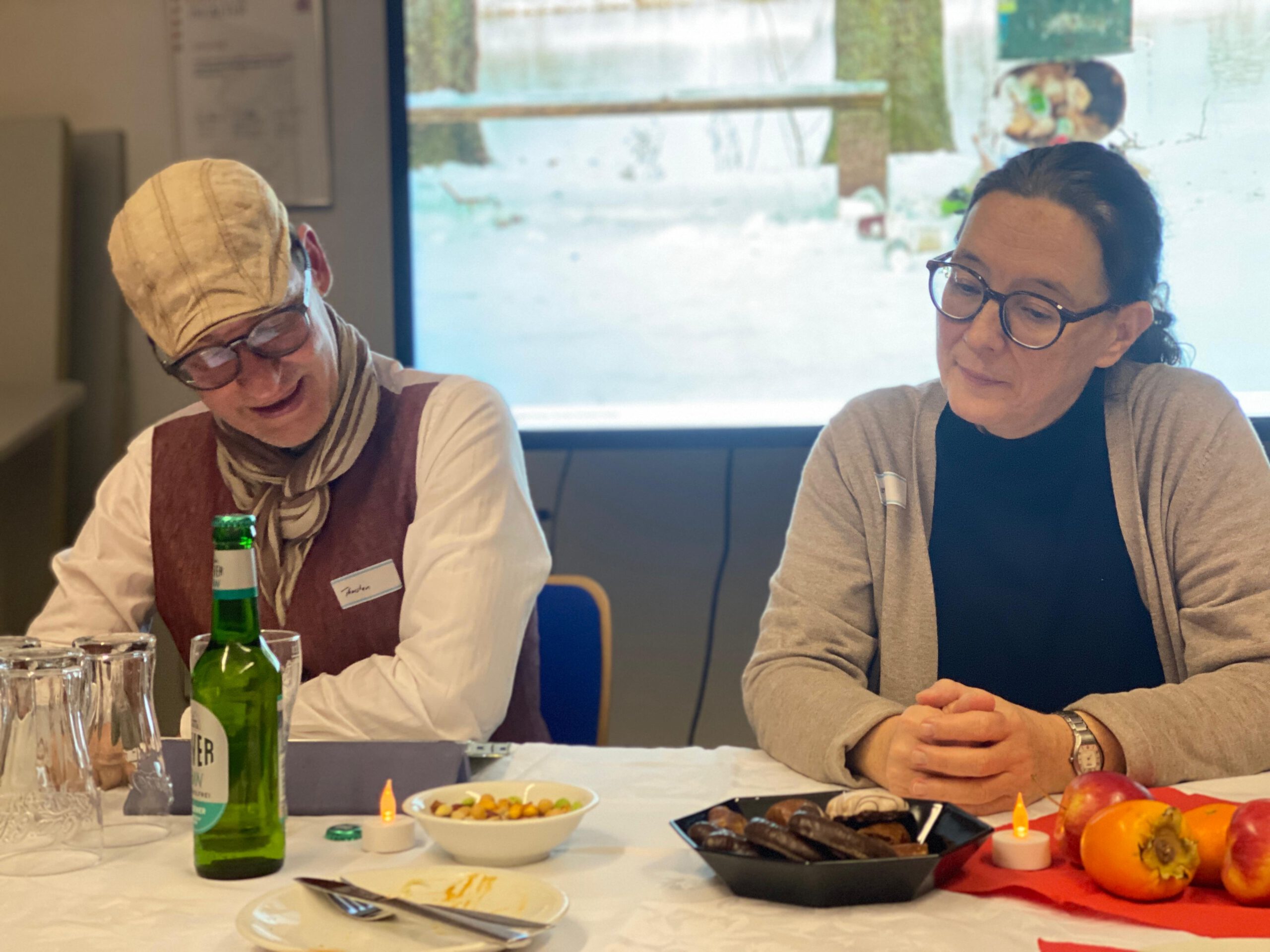 Thorsten und Katja schauen auf den Tisch