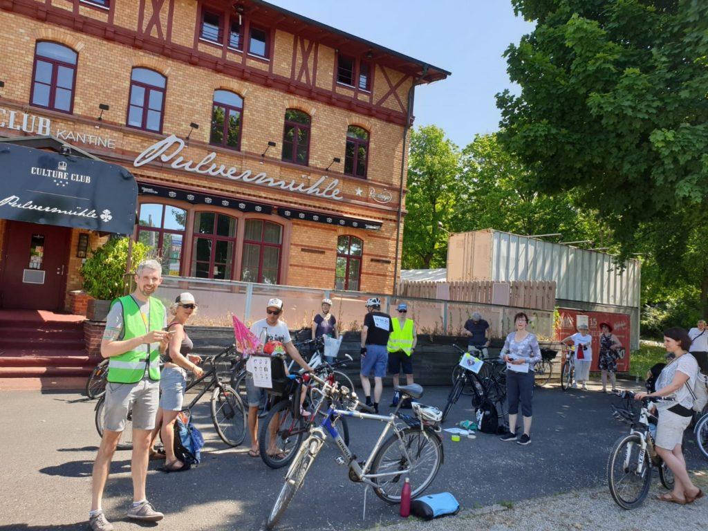 Beim Zwischenstopp in Rodenbach sind wir auf gut 40 Teilnehmer:innen angewachsen. Es sind Fahrräder, einige Personen mit den T-Shirts der Initiative 19. Februar und andere mit Warnwesten zu sehen.