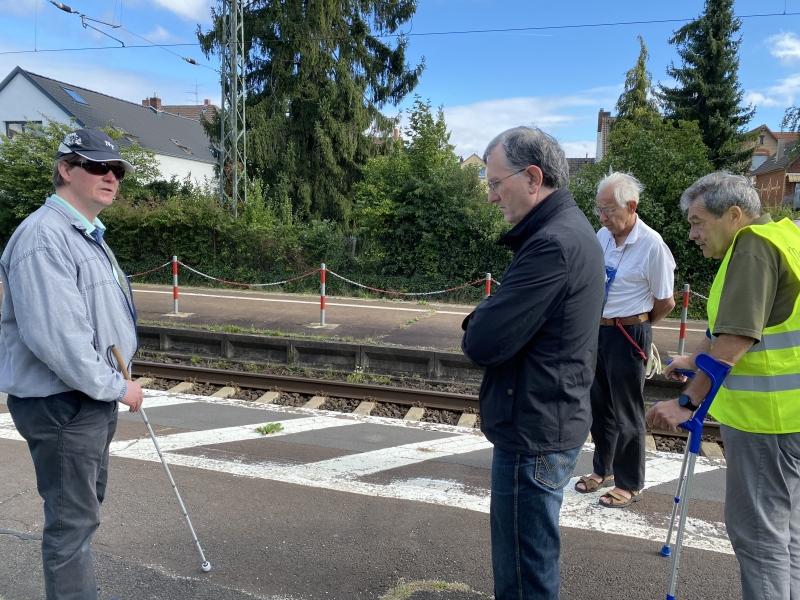 Am Bahngleis Großauheim ist ein Übergang, der für Rollstuhlfahrende und Menschen mit Sehbehinderung zur Gefahr werden kann.