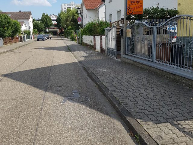 Behindertenparkplatz (1 Stellplatz) – Hadrianstraße / vor Haus Nr. 12, 63456 Hanau – Steinheim