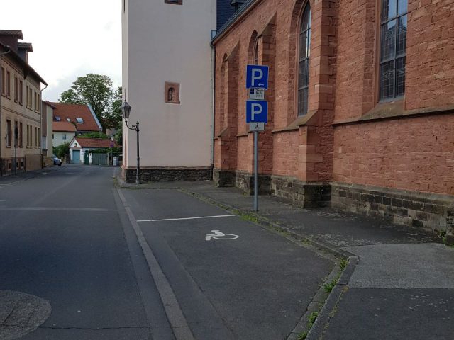 Behindertenparkplatz (1 Stellplatz) – Kirchstraße 22 / vor der kath. Kirche St. Nikolaus, 63456 Hanau – Steinheim