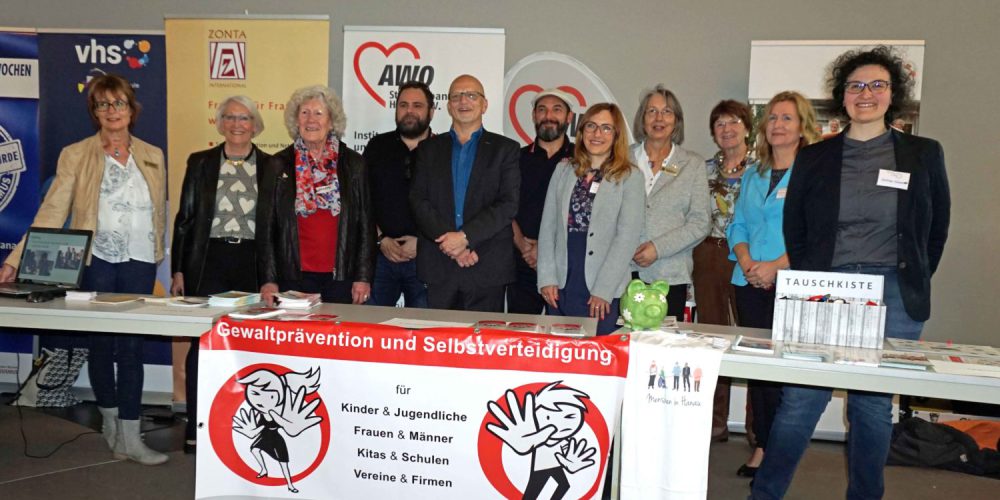 Gruppenfoto mit dem Bürgermeister. Vorne das Banner zur Gewaltprävention - eine Aktion der AWO Hanau.