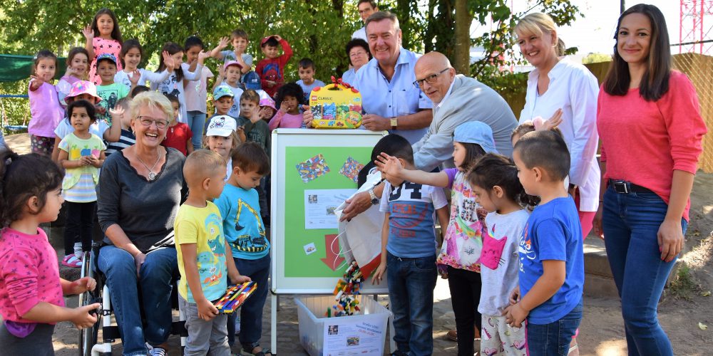 Start des großen Sammel-Wettbewerbs in der Brüder Grimm Kita. Auf dem Foto sind Rita Ebel von Menschen in Hanau, Oberbürgermeister Claus Kaminsky und Bürgermeister Axel Weiss-Thiel sowie zahlreiche Kinder.
