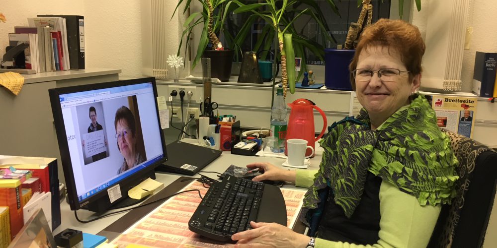 Das Bild zeigt Adelaida an ihrem Arbeitsplatz bei der Evonik in Hanau.