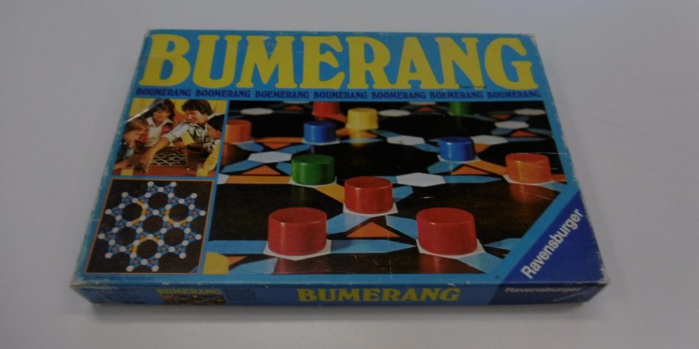 Bumerang - das Spiel. Der Außenkarton zeigt einen Teil des Spielbretts mit runden Steinen drauf.