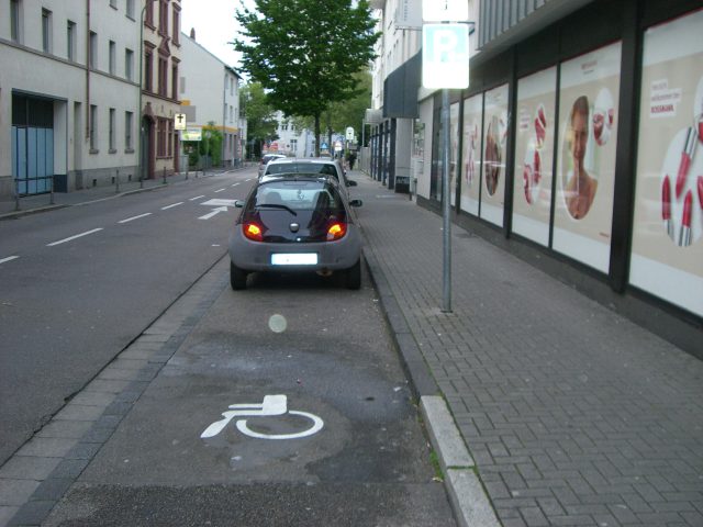 Behindertenparkplatz (mehrere Stellplätze) – Leimenstraße 20 (= Parkplatzanlage Klinikum Hanau GmbH -zwischen Gebäude A und K), 63450 Hanau