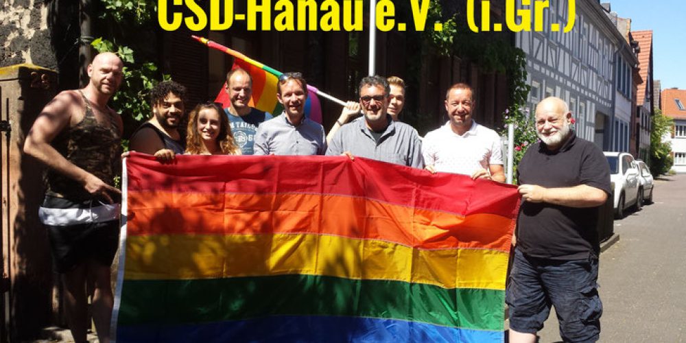 Gründungsfoto des CSD-Hanau e.V.: Die Gründer halten zusammen eine Regenbogen-Fahne.
