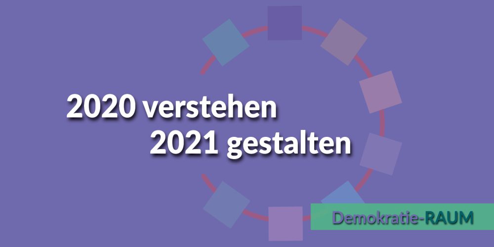 Auf Lila ist der Schriftzug 2020 verstehen 2021 gestalten zu sehen. Das Motto des Demokratie-RAUM 2020. Im Hintergrund ist ein Teil des Logos von Menschen in Hanau.