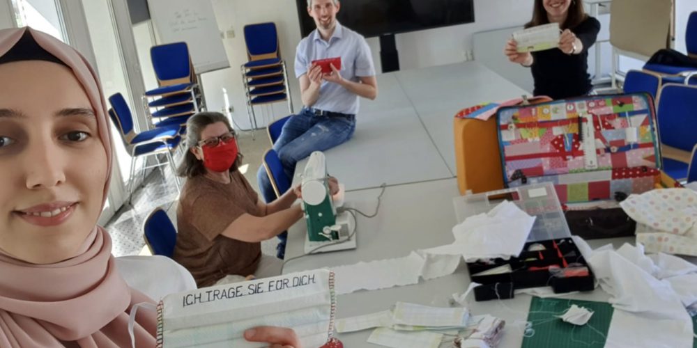 Gruppe von Menschen in Hanau halten Masken hoc