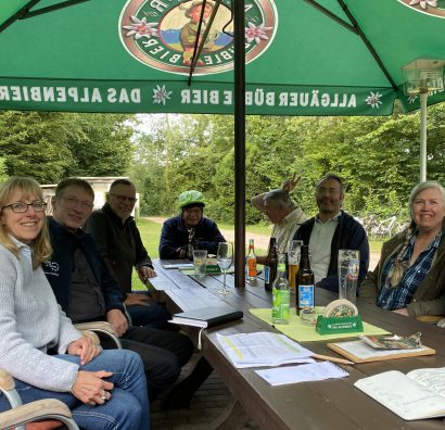 Rikscha-Stammtisch im Biergarten.