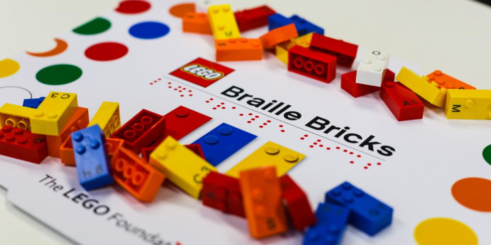 LEGO-Steine mit Braille-Schrift: Zu sehen sind verschiedene Steine auf einem Zettel mit Aufschrift 
