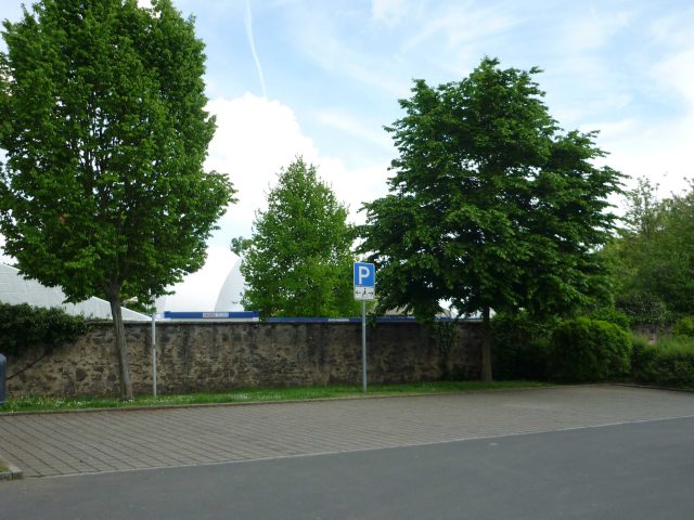 Behindertenparkplatz (6 Stellplätze) – Landstraße (Höhe Eingangsbereich Amphitheater Hanau), 63454 Hanau