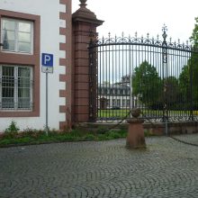 Behindertenparkplatz (2 Stellplätze) – Phillippsruher Allee 45 / links neben dem Haupttor zum Schloßpark bzw. Schloß Philippsruhe, 63454 Hanau