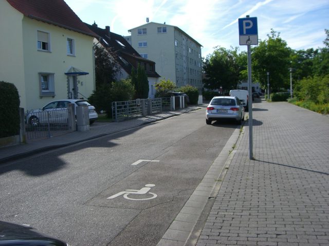 Behindertenparkplatz (1 Stellplatz) – Schanzenstraße / Haus Haus Nr. 8 (vor Bürgerhaus Wolfgang), 63457 Hanau – Wolfgang