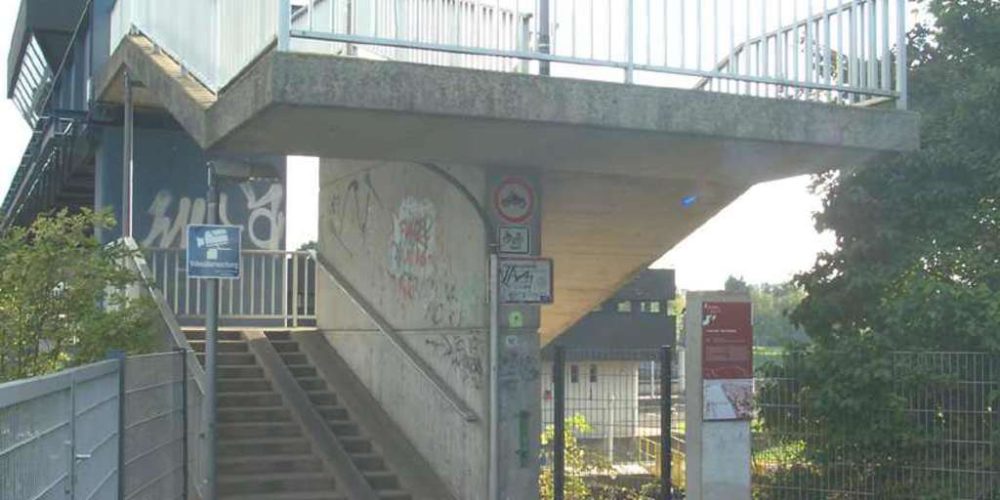 Das Bild zeigt den Treppenaufgang zur der Schleuse in Großkrotzenburg über den Main, der für Personen mit Kinderwagen oder Rollstuhlfahrer nur unter Mühen bewältigt werden kann.