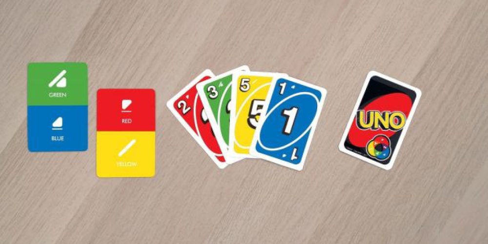 Das Bild zeigt Spielkarten mit colorADD-Symbolen