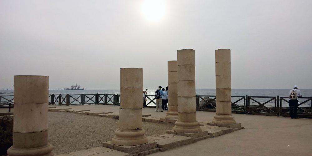 3 Säulen im Vordergrund im Hintergrund Blick auf das Meer.