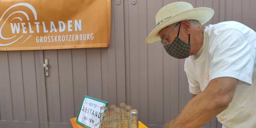 Weltladen Großkrotzenburg - hier wird gerade ein sprudelndes Wasser mit Sirup geschmackvoll zubereitet