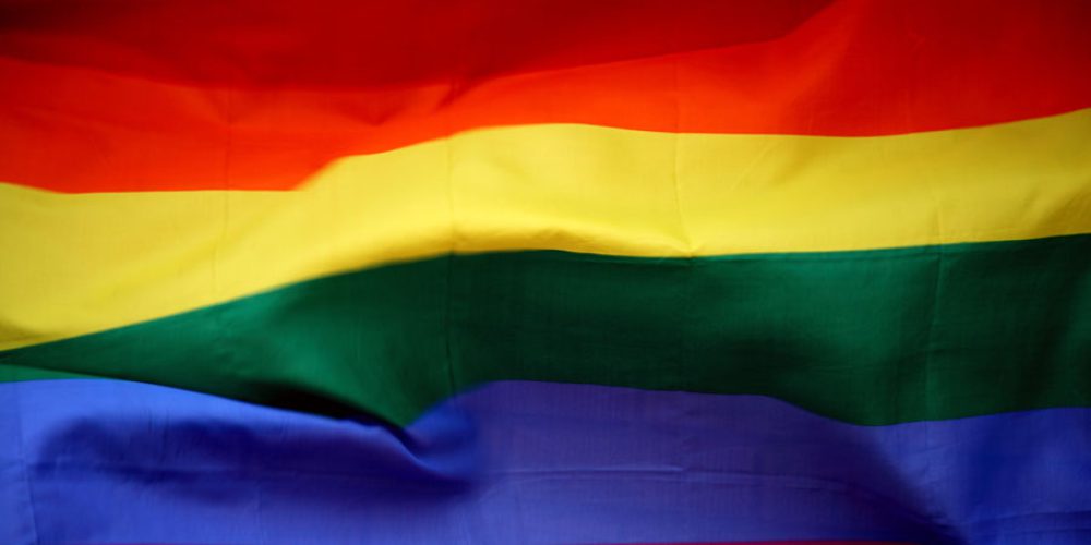 Das Bild einer Regenbogenflagge, als Zeichen der LGBTQ+ Community