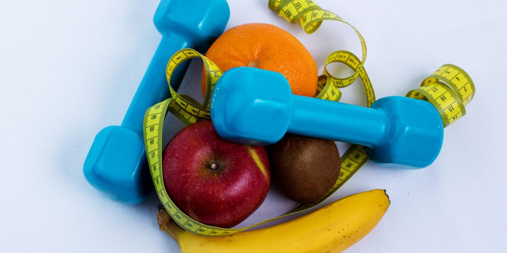 Fitnessgeräte und Obst