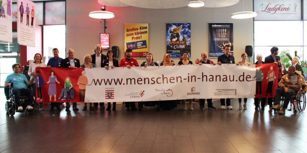 Dieses Foto zeigt eine Menschenmenge, die unser Banner 'www.menschen-in-hanau.de' tragen.