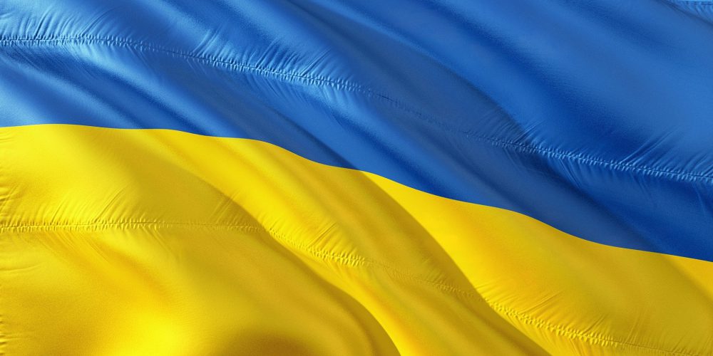 Es ist die blau-gelbe Flagge der Ukraine zusehen die im Wind weht.