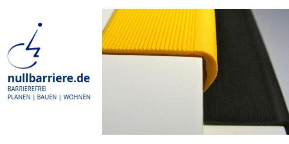 Links das Logo von nullbarriere.de - ein stilistisch dargestellter Rollstuhl mit einer Person. Rechts ein Beispiel, welches rutschfeste Stufenauflagen mit Rillen zeigt.