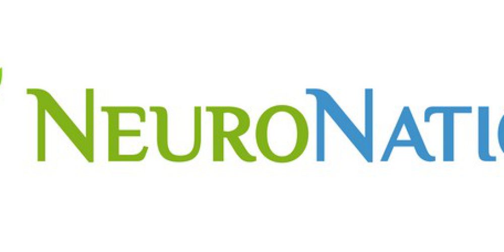 Das Logo von NeuroNation in grüner und blauer Schrift. Vor dem Text ein Kopf mit einem grünen Blatt.