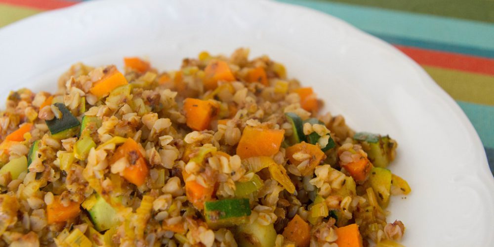 Das Bild zeigt eine Gemüse-Reis-Pfanne auf einem Teller.